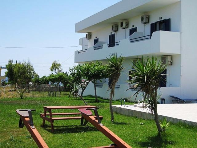 Flisvos Apartments Frangocastelo Екстер'єр фото